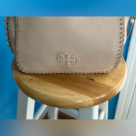 Tory Burch Handbags - Tory Burch shoulder bag with leather and chain strap. Pale pink